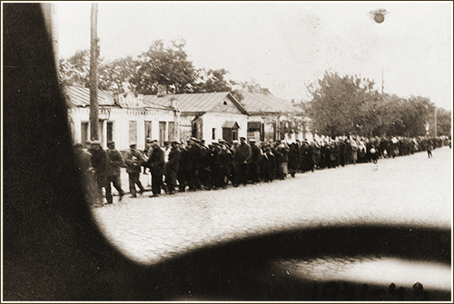 Zsidók menete az ukrajnai Kamenyec-Podolszkijban, ahol őreik a városon kívül agyonlőtték őket. A fotót Spitz Gyula, magyar munkaszolgálatos sofőr készítette titokban - Forrás: United States Holocaust Memorial Museum 