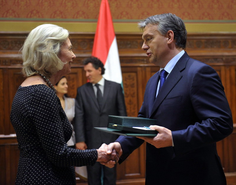 Lady Valerie Solti a Magyar Érdemrend középkeresztje a csillaggal kitüntetést veszi át Orbán Viktor miniszterelnöktől / Fotó: MTI Koszticsák Szilárd